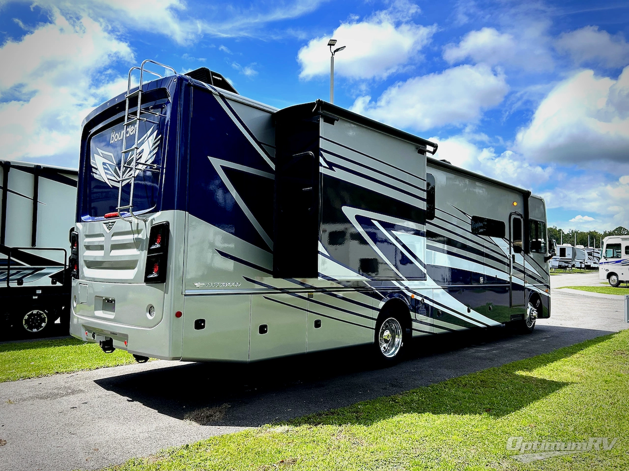 2024 Fleetwood Bounder 35K Photo 2