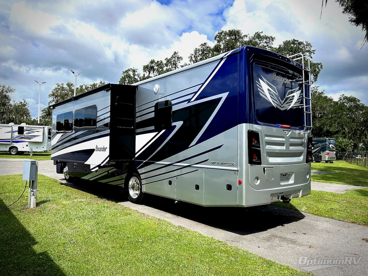 2024 Fleetwood Bounder 35K Photo 3