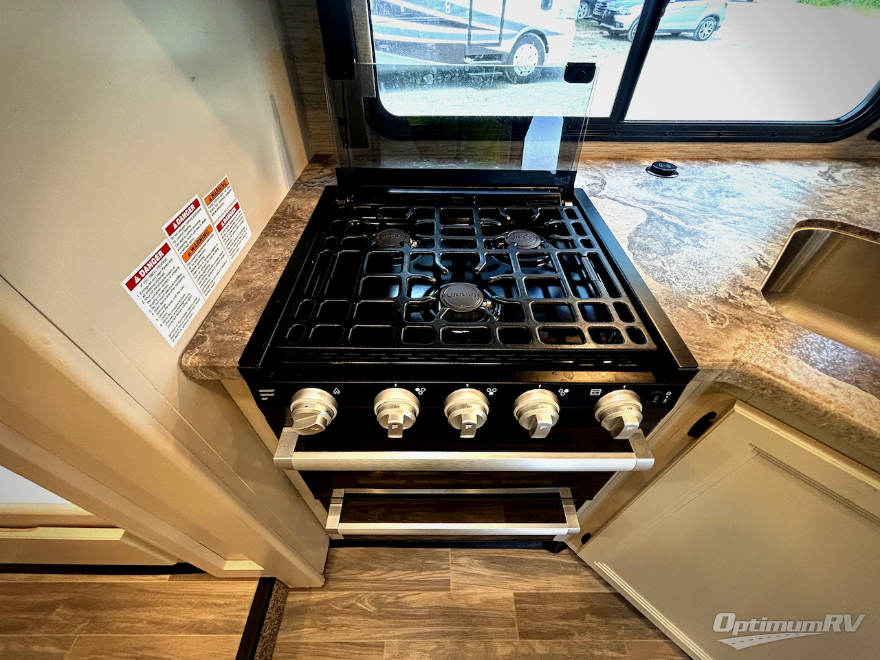 2023 Thor Chateau 31EV Photo 11
