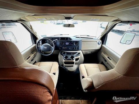 2016 Thor Chateau 26A RV Photo 2