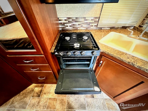 2016 Thor Chateau 26A RV Photo 3