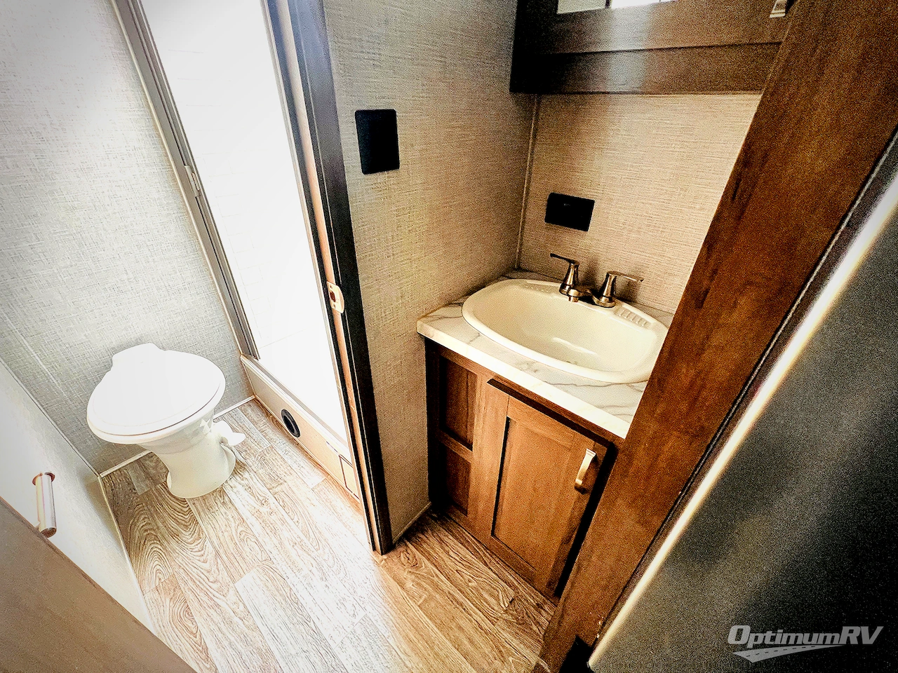 2021 East To West Della Terra 250BH Photo 17