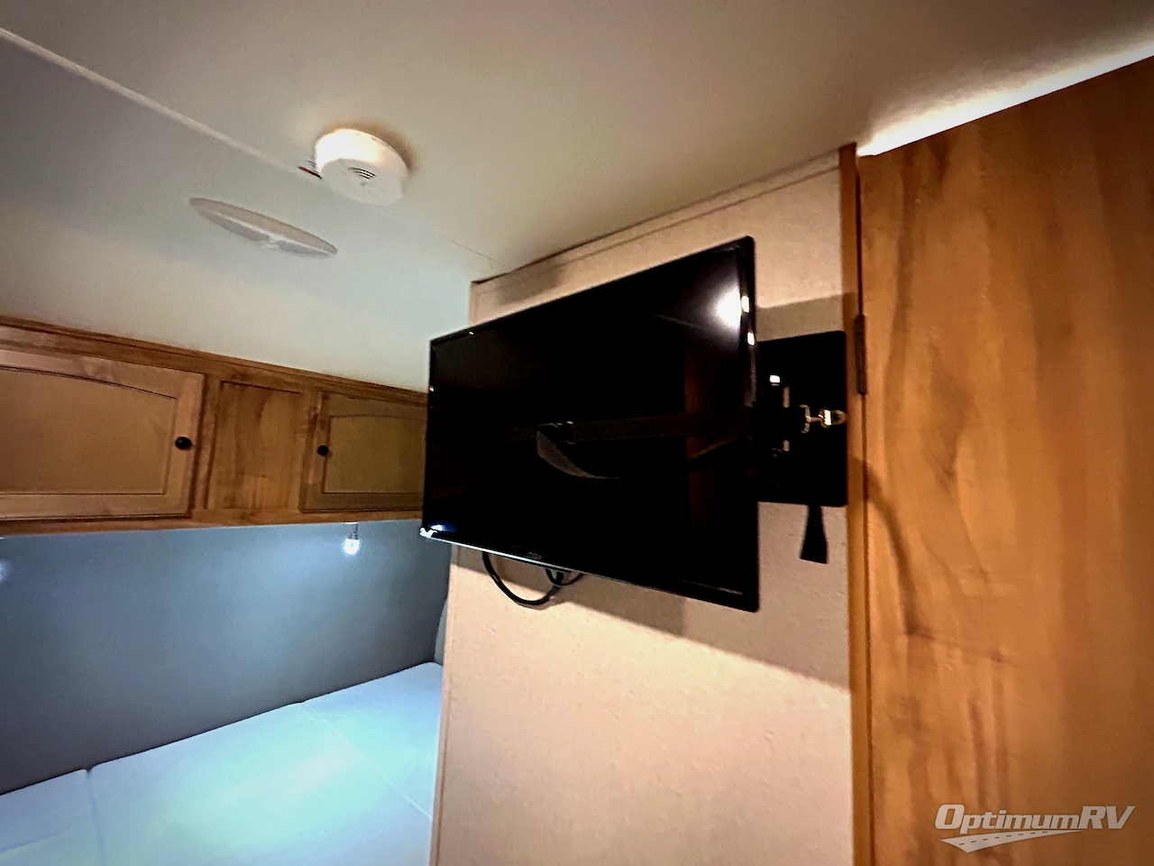 2019 Coachmen Freedom Express Pilot 19RKS Photo 9