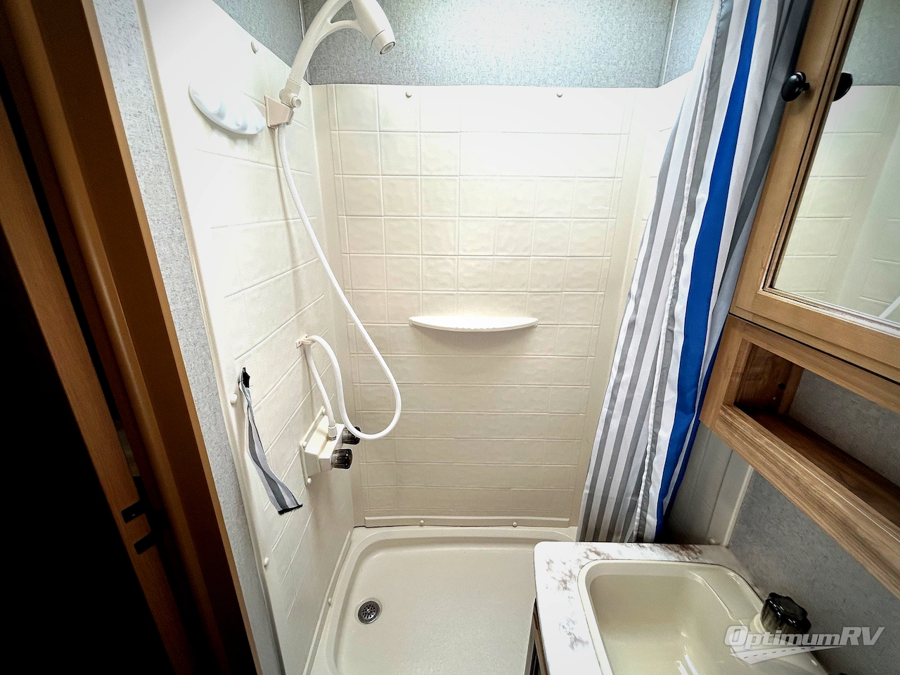 2019 Coachmen Freedom Express Pilot 19RKS Photo 11