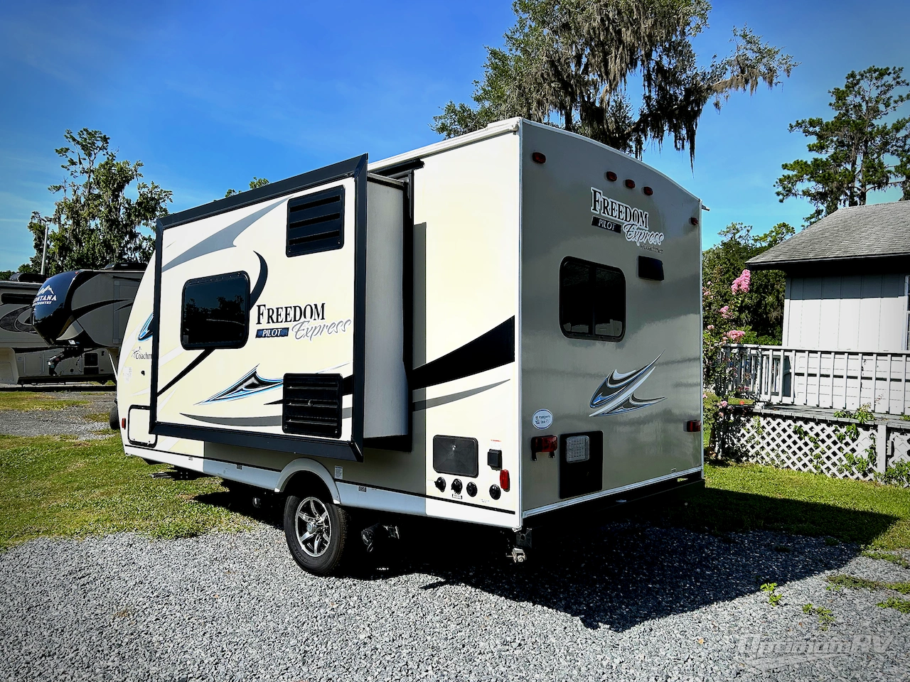 2019 Coachmen Freedom Express Pilot 19RKS Photo 3