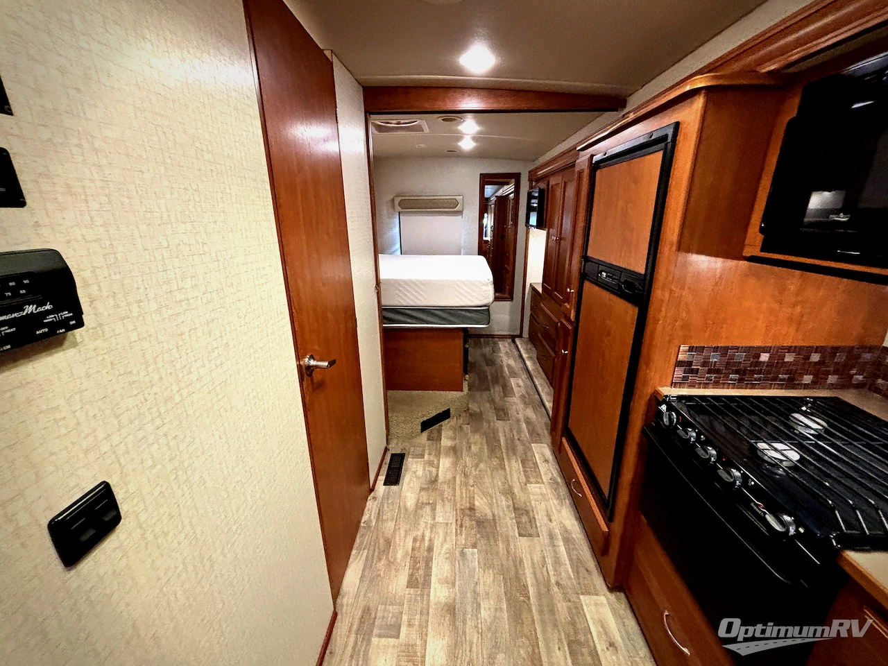 2017 Winnebago Sunstar 29VE Photo 12