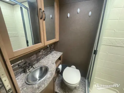 2019 Thor Chateau 30D RV Photo 3