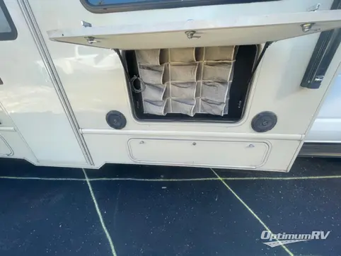 2019 Thor Chateau 30D RV Photo 4