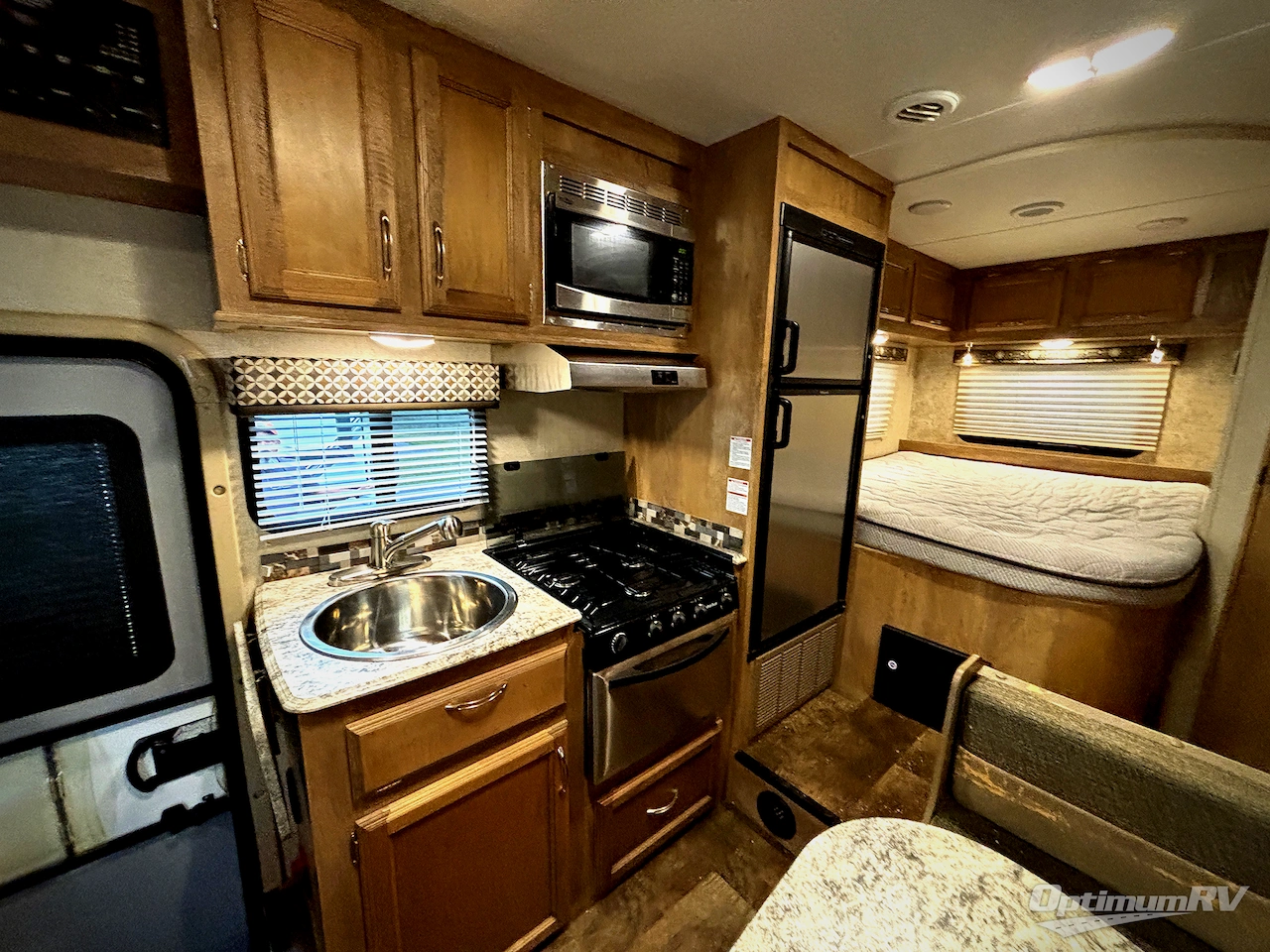2017 Gulf Stream Conquest Class C 6237 Photo 7