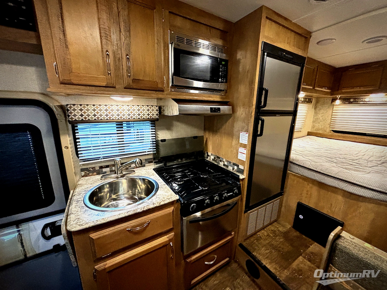 2017 Gulf Stream Conquest Class C 6237 Photo 12