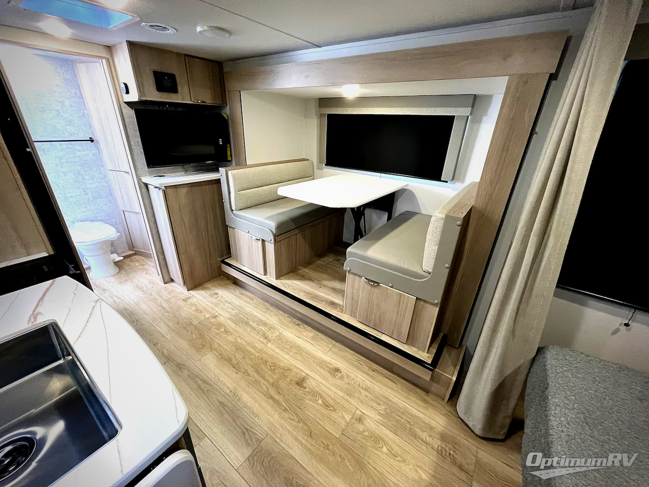 2025 Winnebago Micro Minnie 2108FBS Photo 4