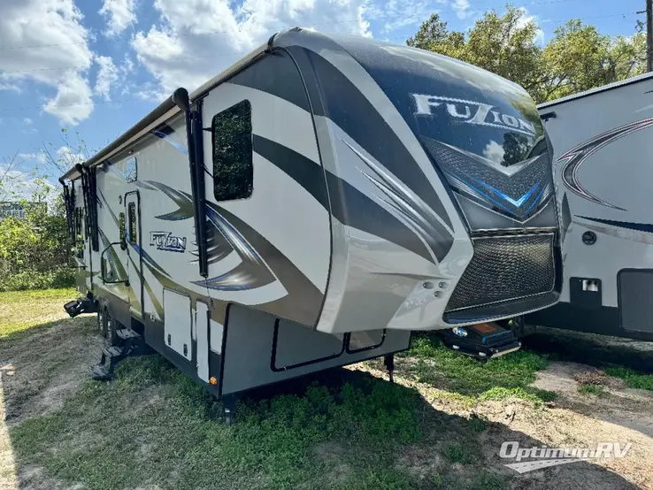 2015 Keystone Fuzion 325 RV Photo 1