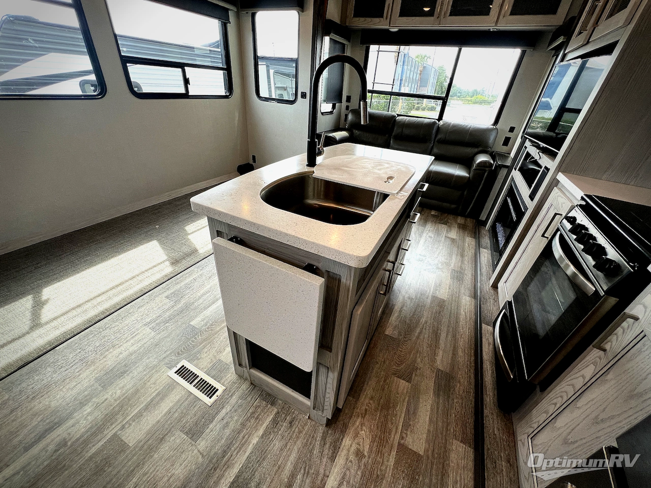 2021 Keystone Montana High Country 295RL Photo 9