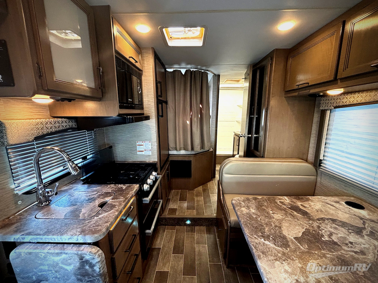 2022 Thor Chateau 22E Photo 3