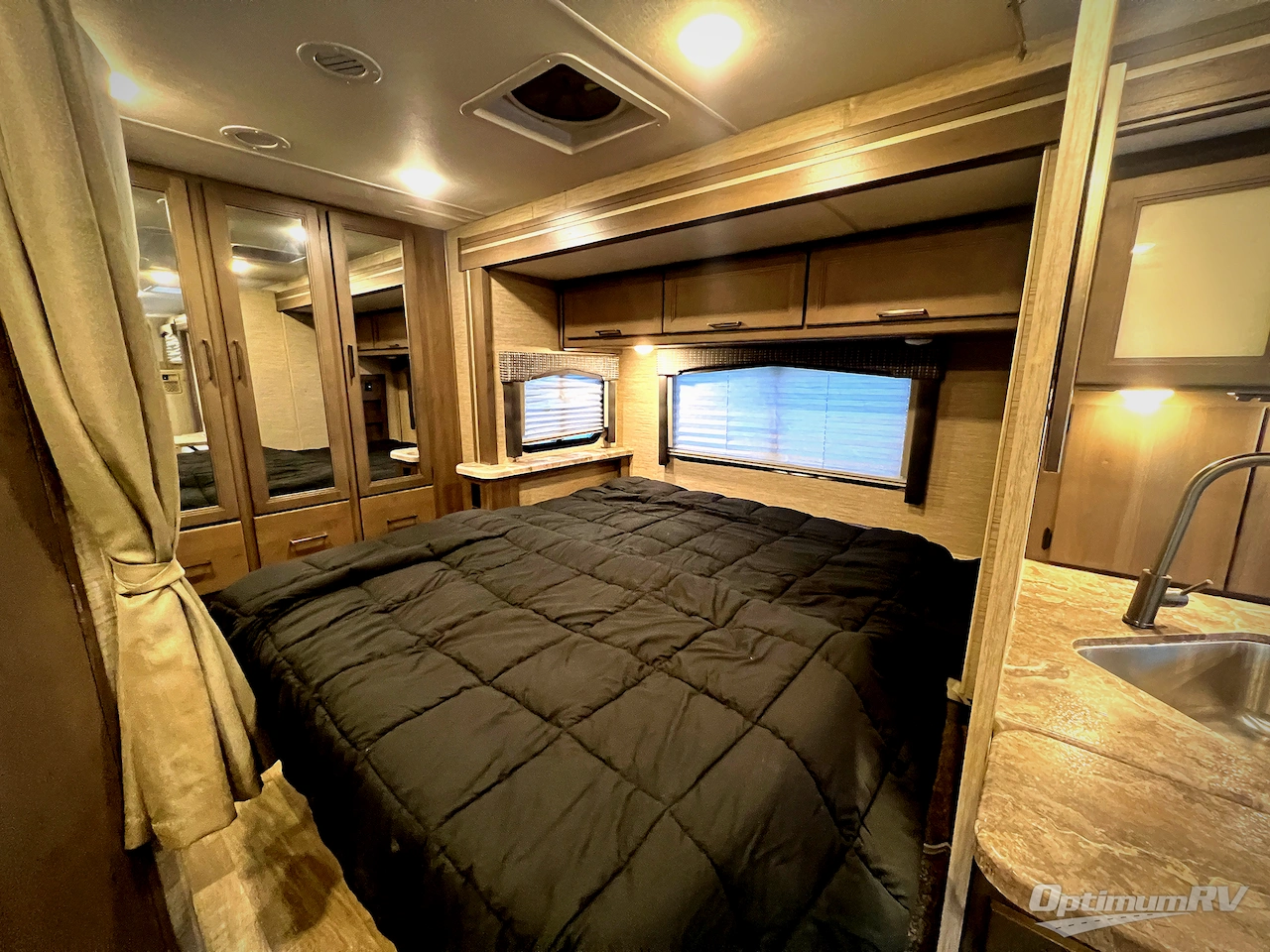 2023 Thor Chateau 27R Photo 17