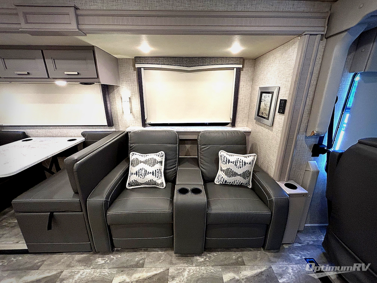 2023 Thor Challenger 37FH Photo 10