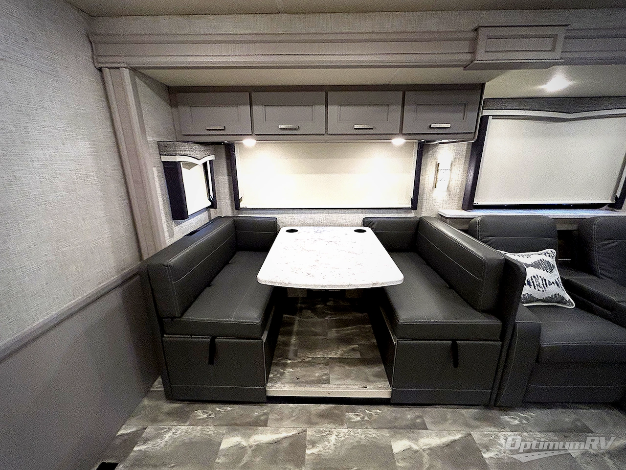2023 Thor Challenger 37FH Photo 11