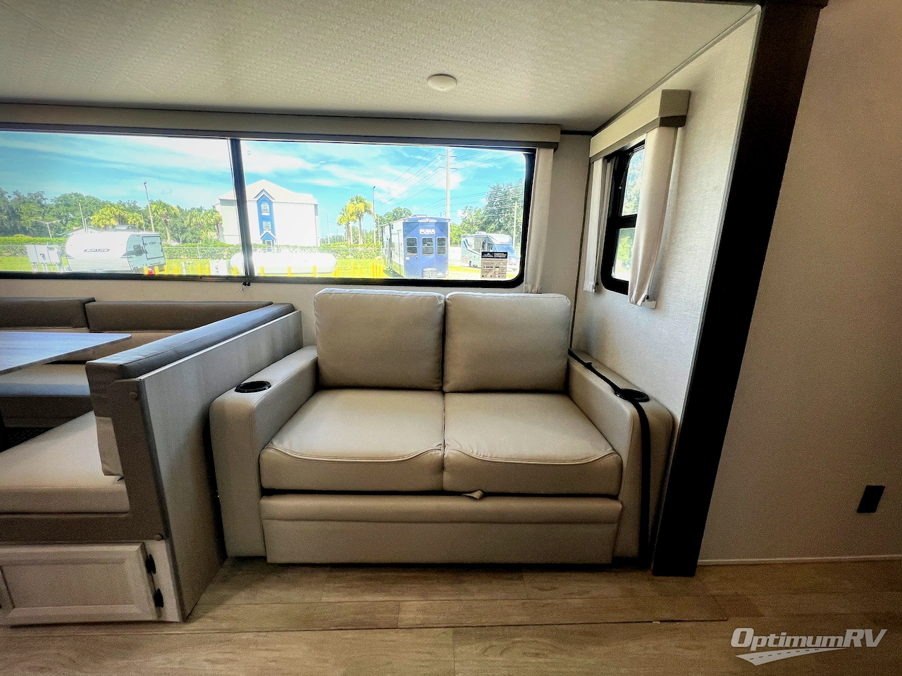 2027 Coachmen Catalina Legacy Edition 293TQBSCK Photo 8