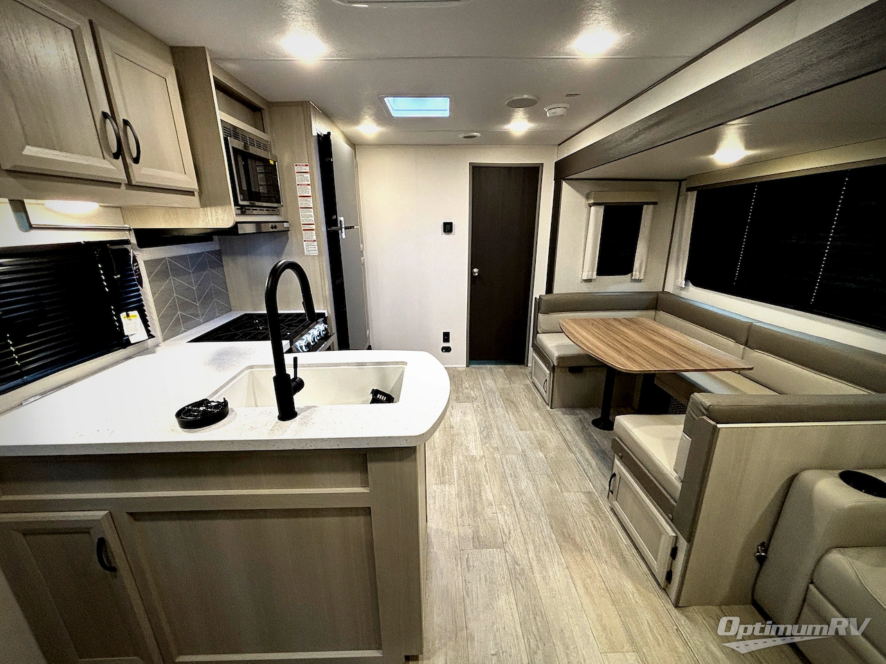 2027 Coachmen Catalina Legacy Edition 293TQBSCK Photo 4