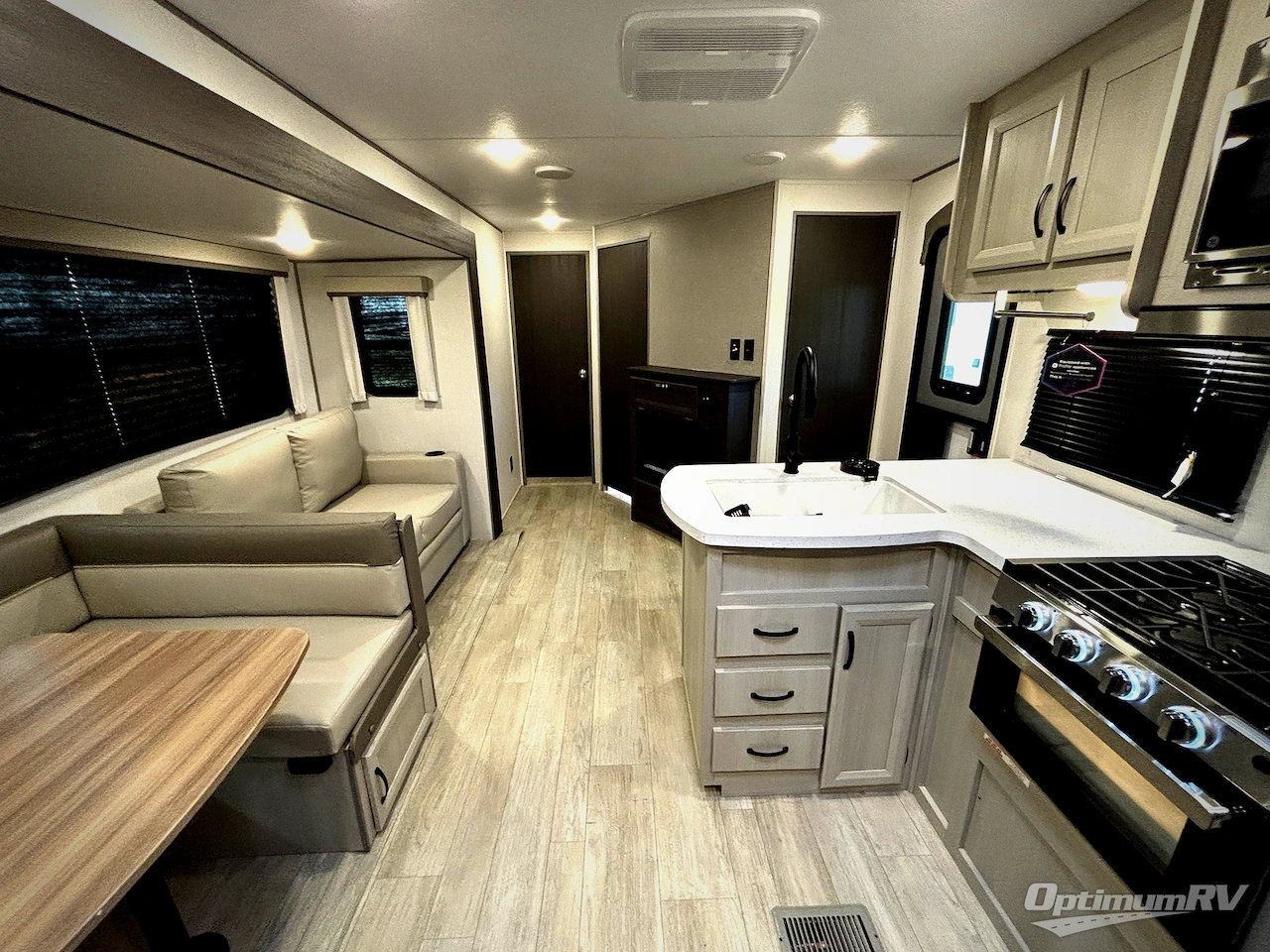 2027 Coachmen Catalina Legacy Edition 293TQBSCK Photo 5