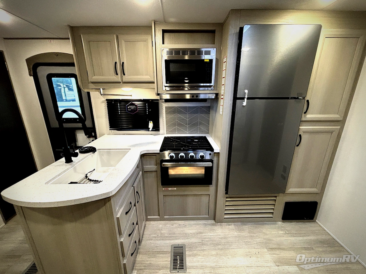 2027 Coachmen Catalina Legacy Edition 293TQBSCK Photo 6