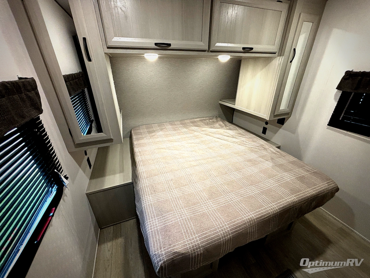 2027 Coachmen Catalina Legacy Edition 293TQBSCK Photo 8