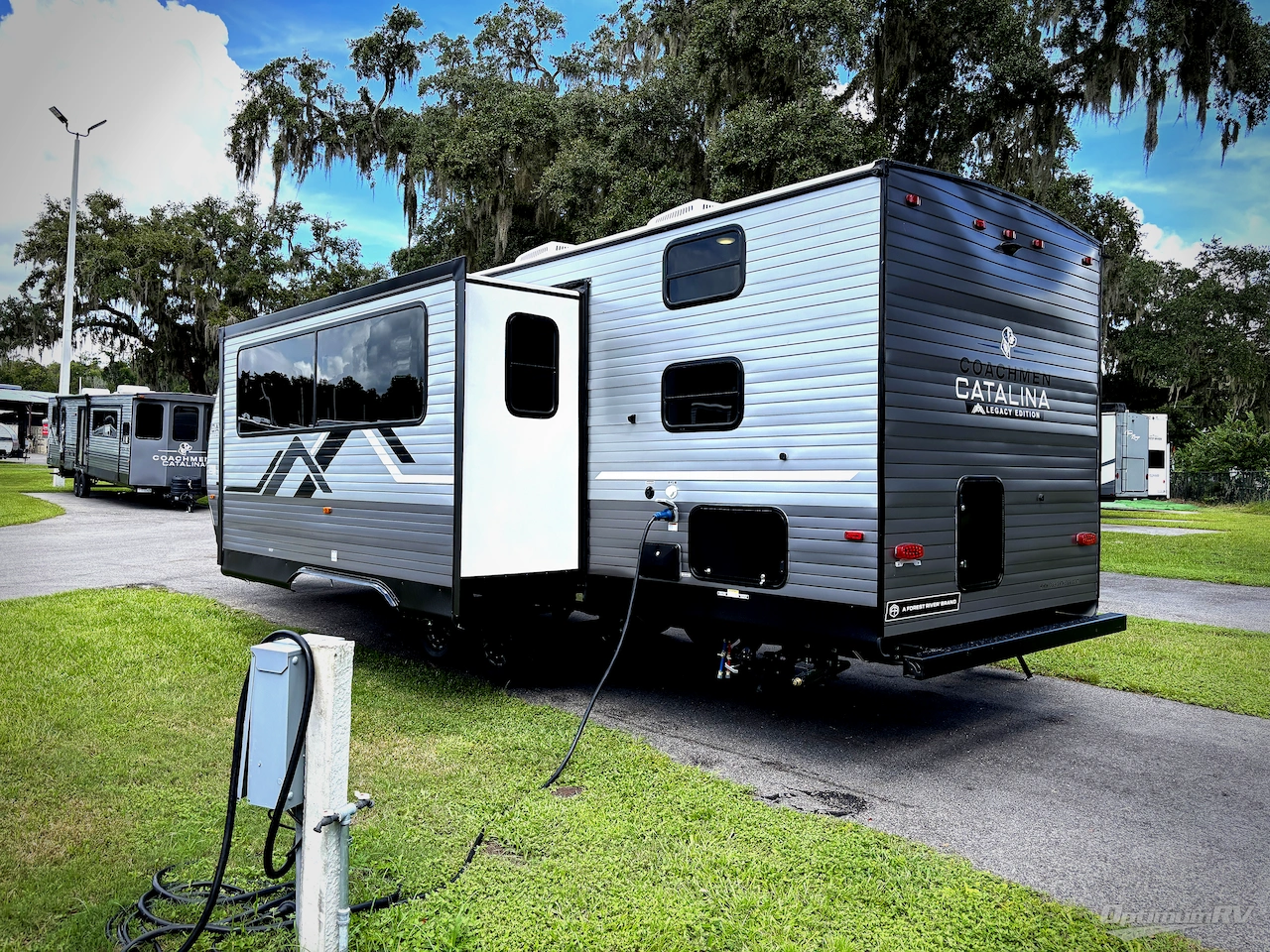 2027 Coachmen Catalina Legacy Edition 273DBHCK Photo 3