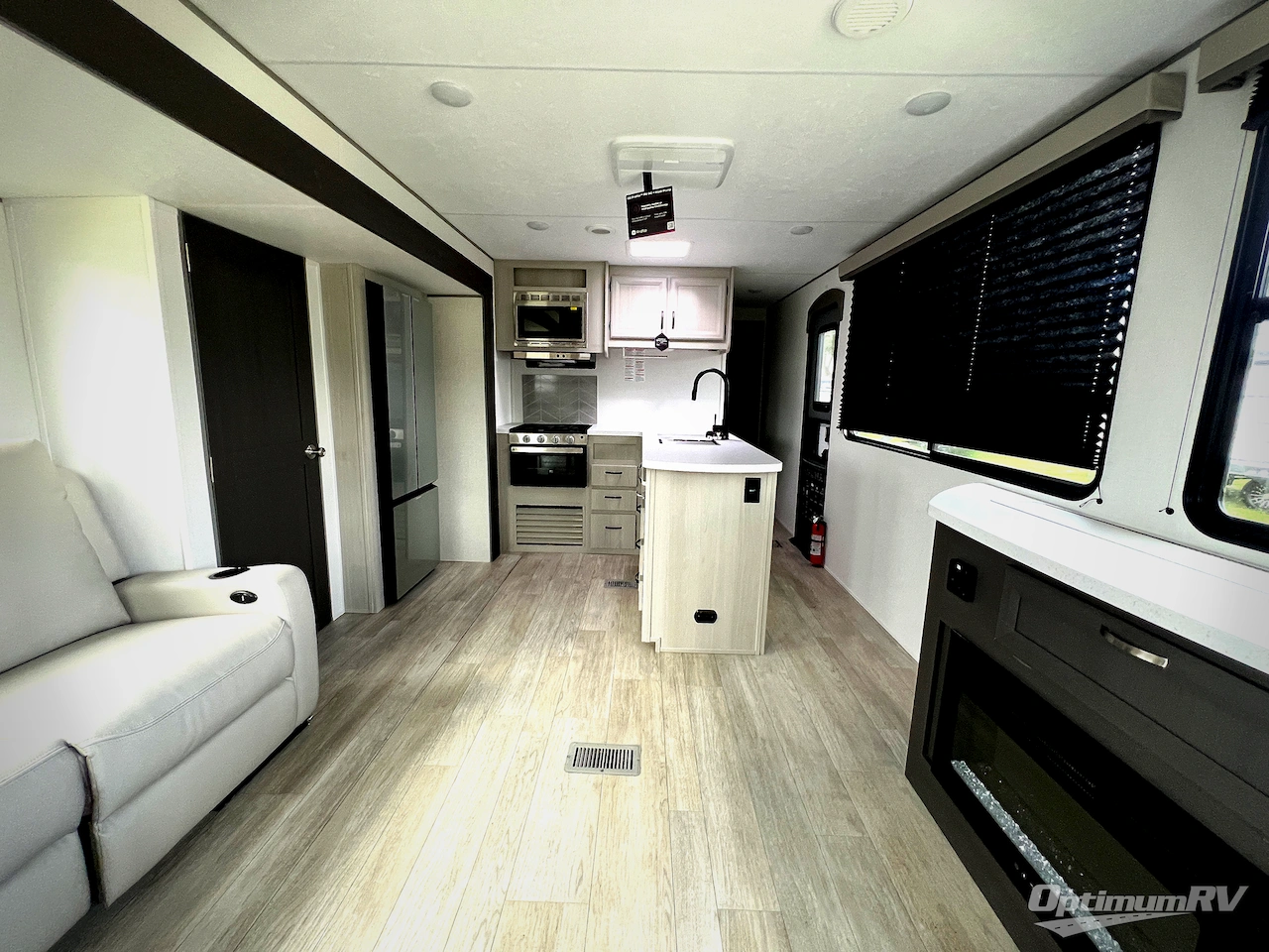 2027 Coachmen Catalina Legacy Edition 283RNR Photo 5