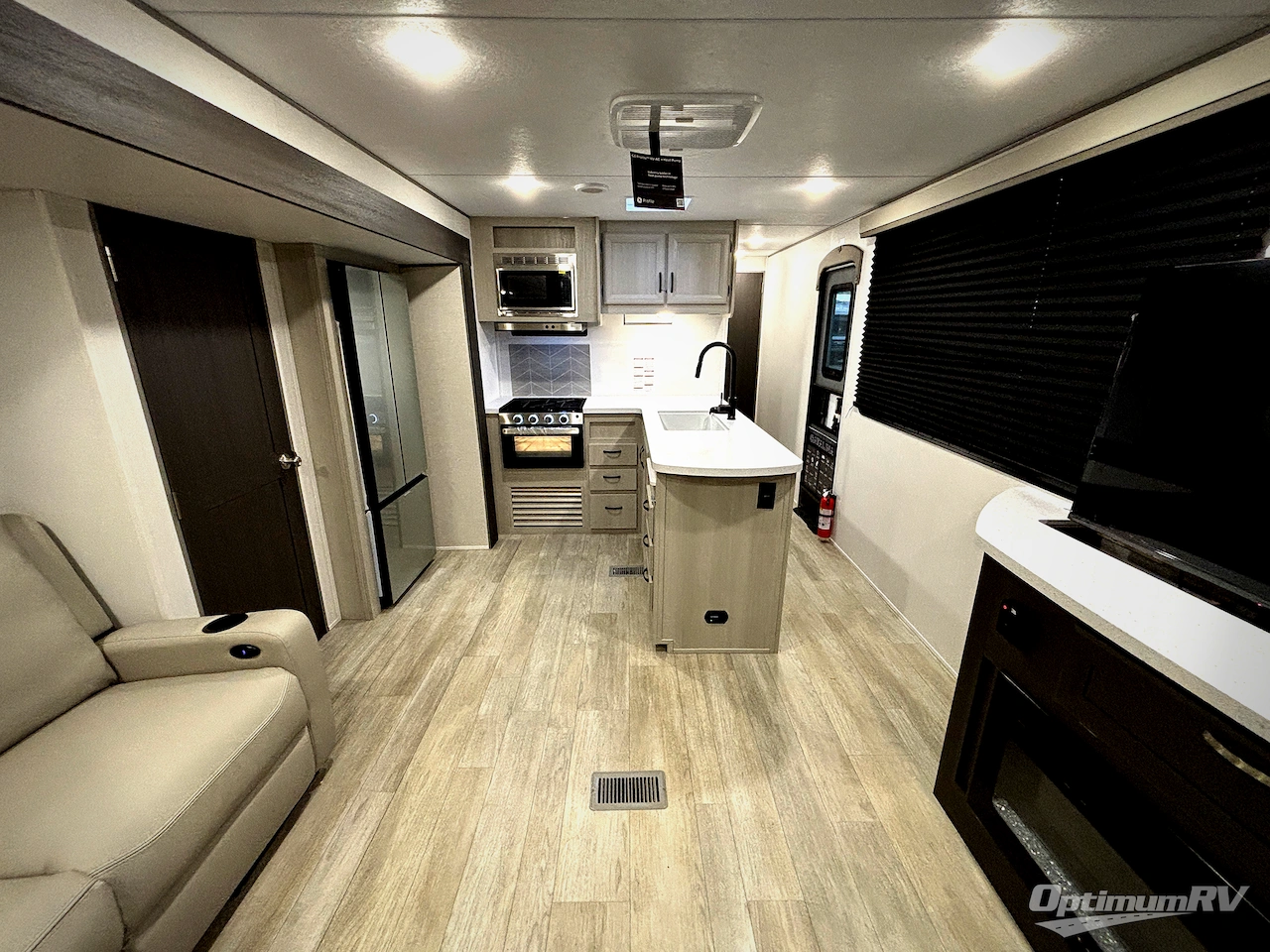 2027 Coachmen Catalina Legacy Edition 283RNR Photo 5