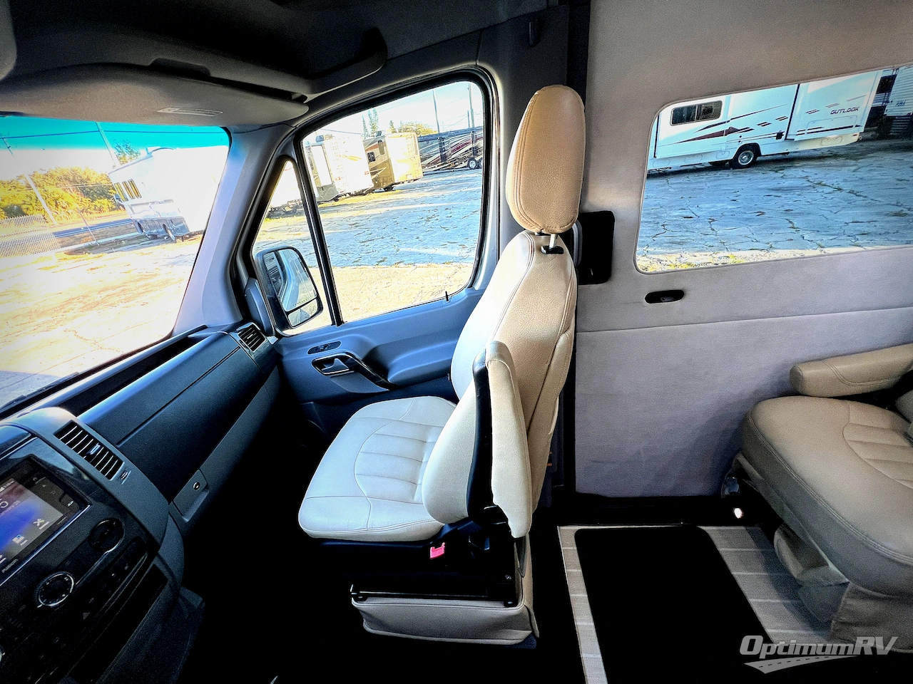 2018 Airstream Tommy Bahama Interstate Lounge Photo 8