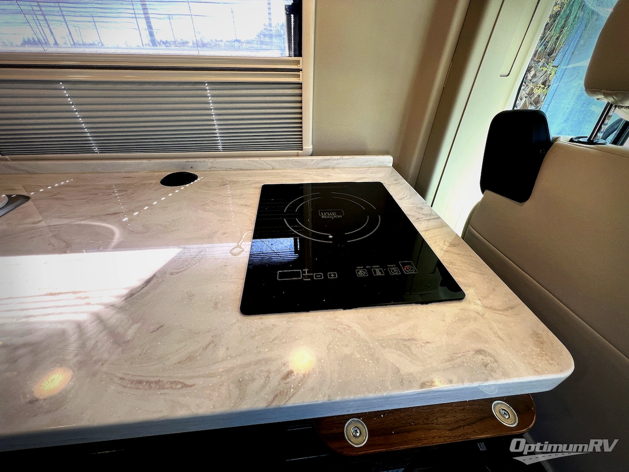 2022 Winnebago Travato 59KL Photo 9