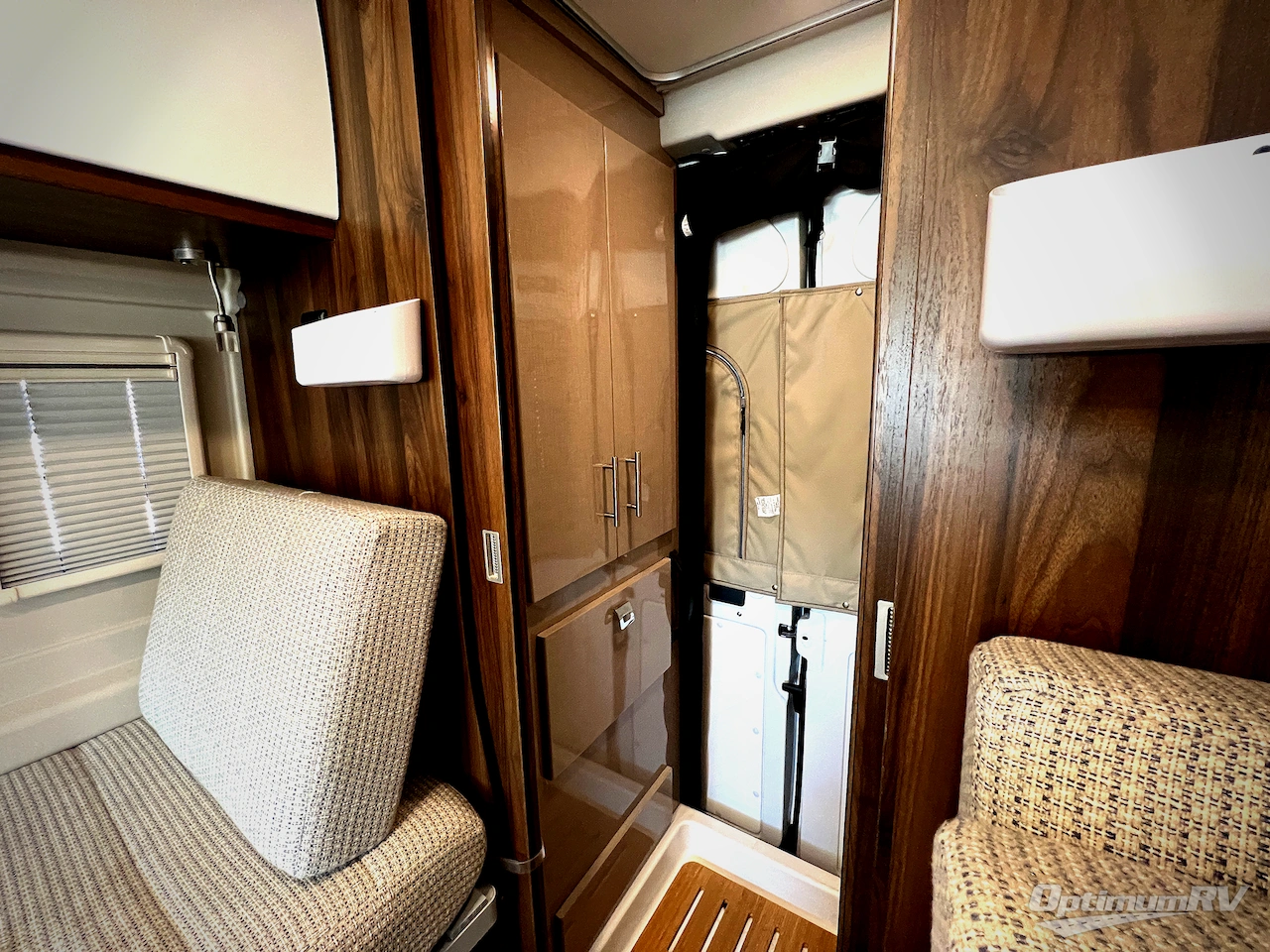 2022 Winnebago Travato 59KL Photo 18