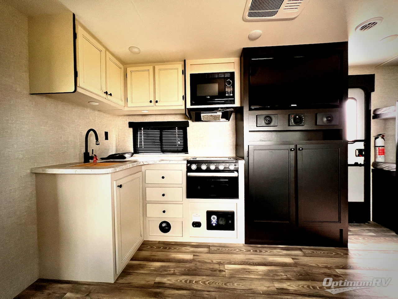 2023 Highland Ridge Range Lite 241BH Photo 8