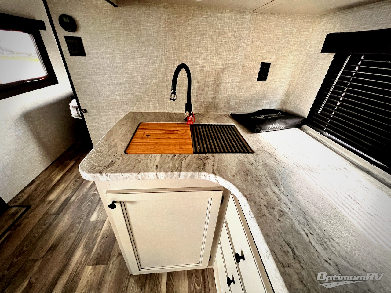 2023 Highland Ridge Range Lite 241BH Photo 9