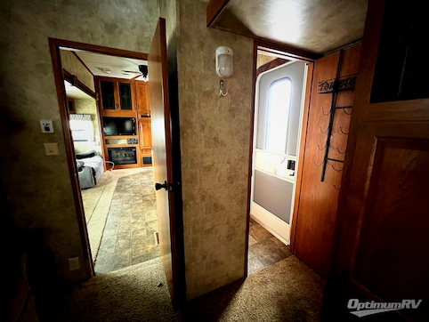 2011 Keystone Mountaineer 346LBQ RV Photo 4