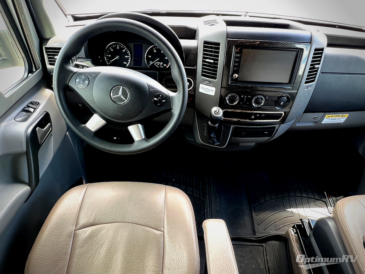 2018 Winnebago Navion 24D Photo 7