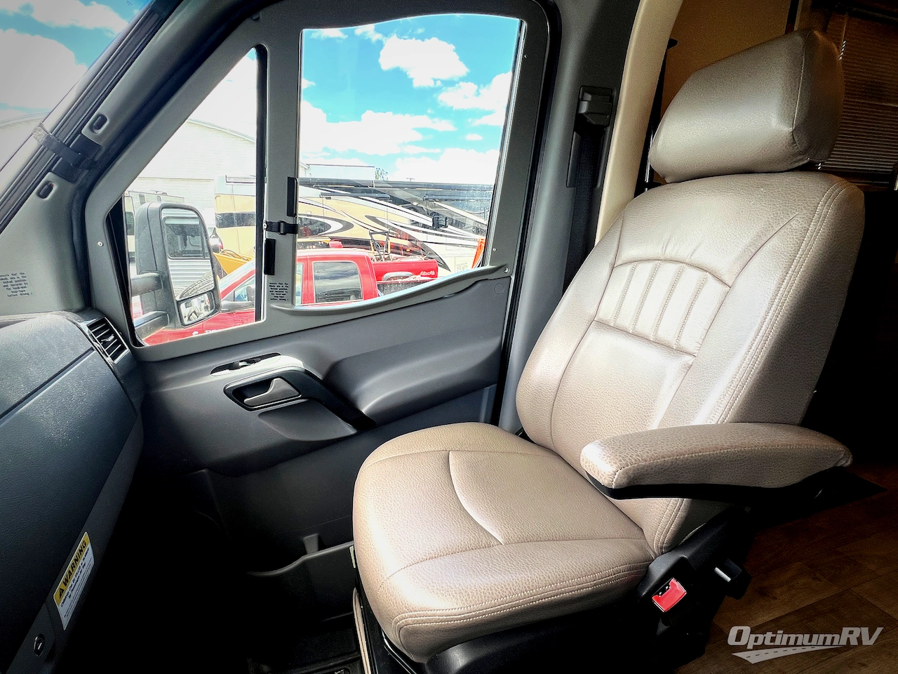 2018 Winnebago Navion 24D Photo 9