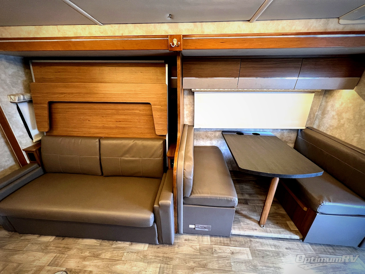 2018 Winnebago Navion 24D Photo 15