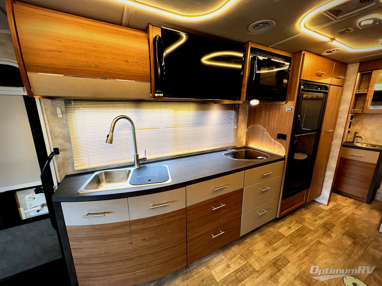 2018 Winnebago Navion 24D Photo 22