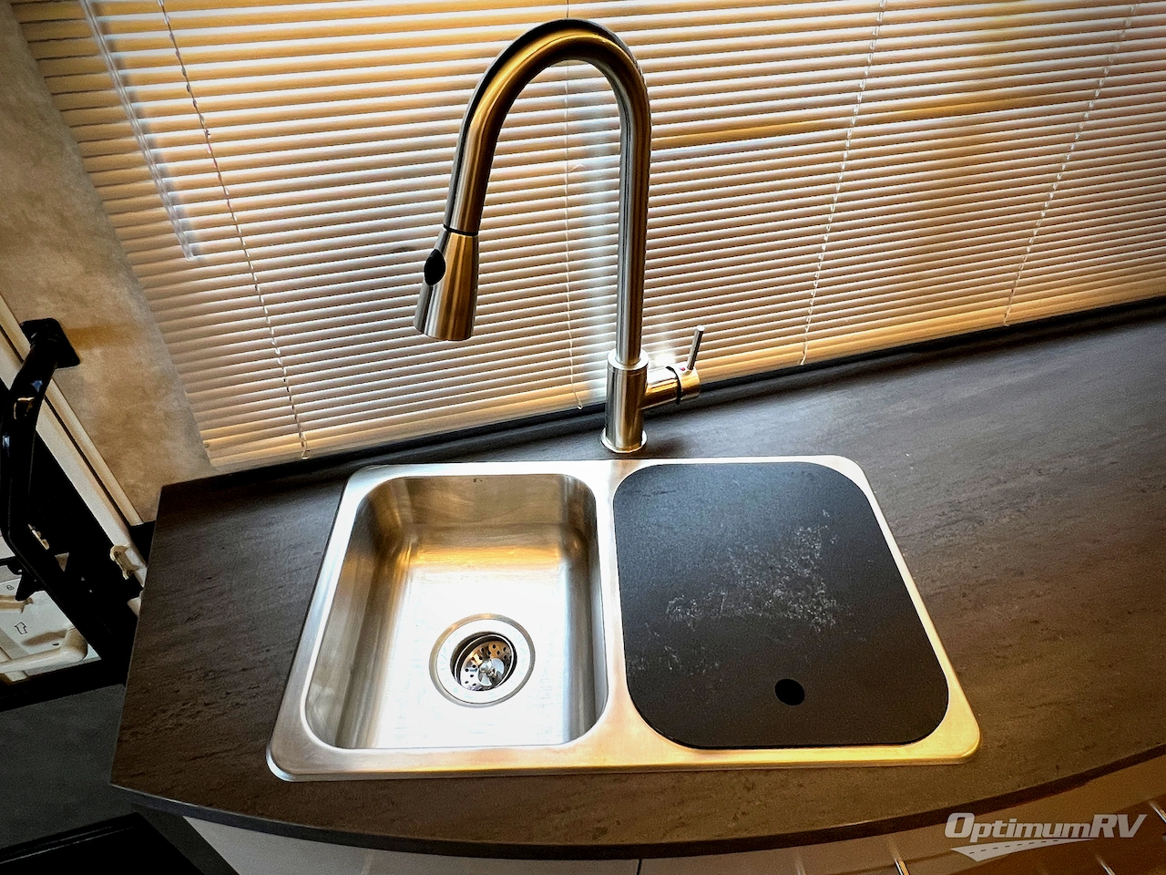 2018 Winnebago Navion 24D Photo 25