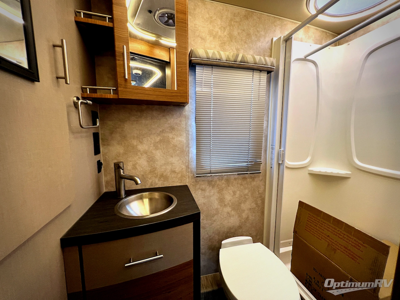 2018 Winnebago Navion 24D Photo 31