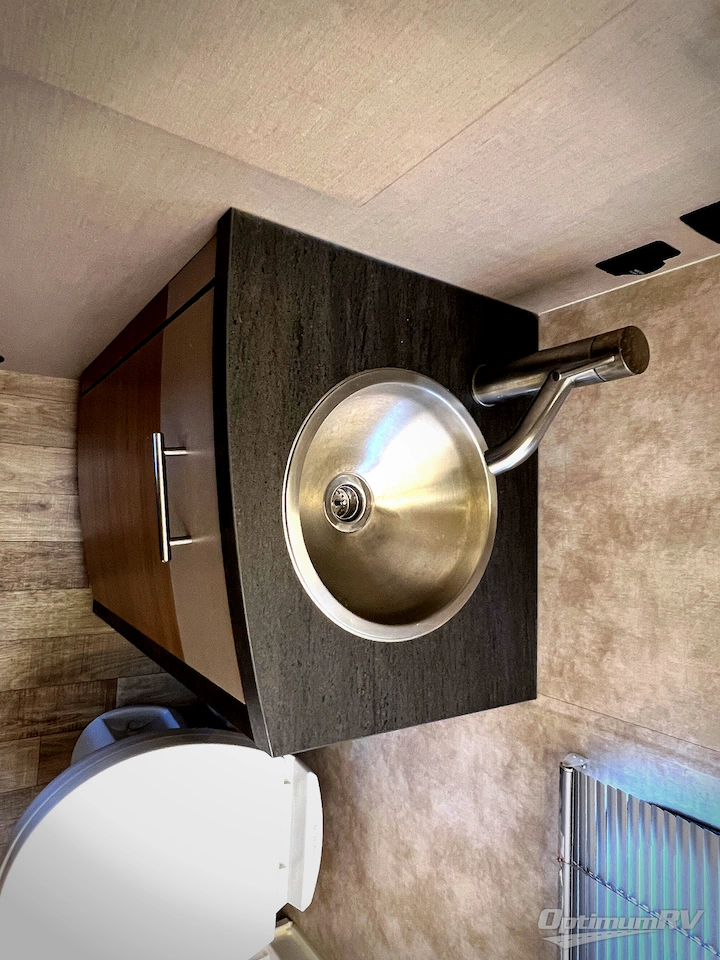 2018 Winnebago Navion 24D Photo 33