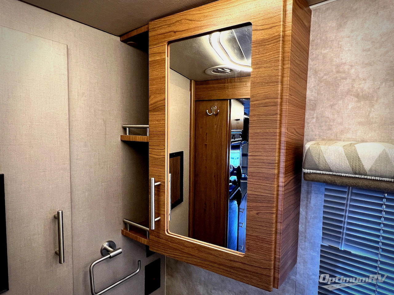 2018 Winnebago Navion 24D Photo 34