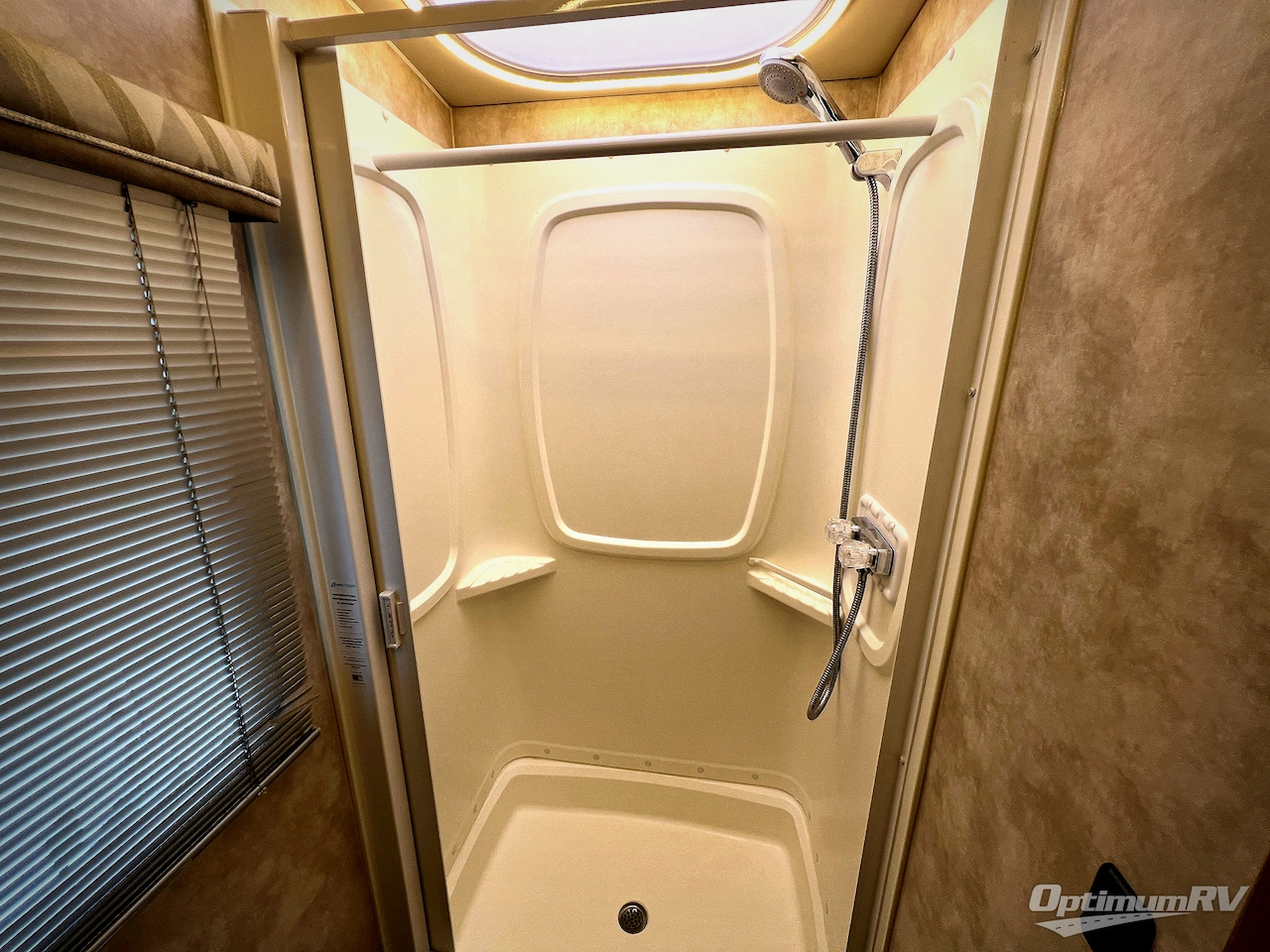 2018 Winnebago Navion 24D Photo 35