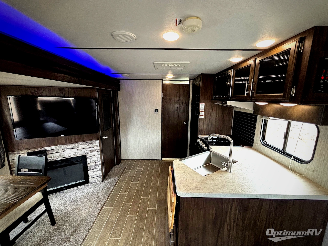 2020 Forest River Cherokee Alpha Wolf 23RD-L Photo 4