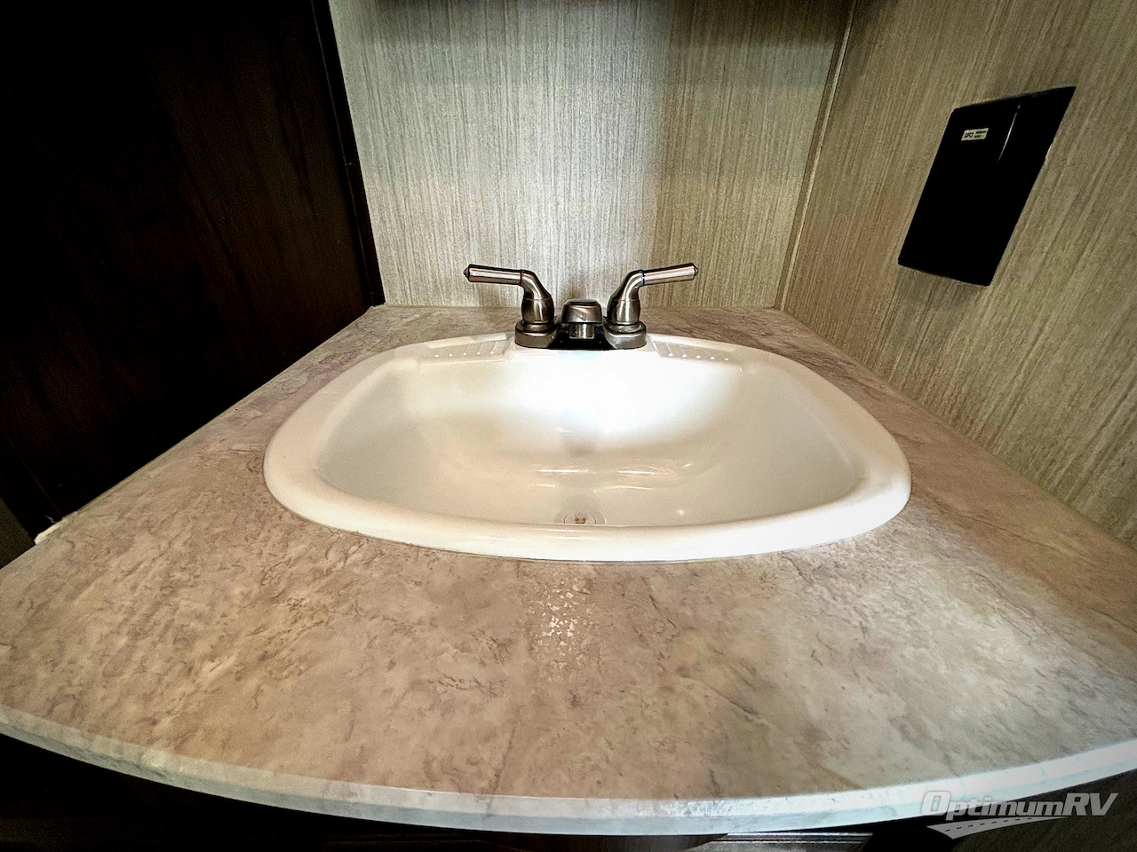 2020 Forest River Cherokee Alpha Wolf 23RD-L Photo 10