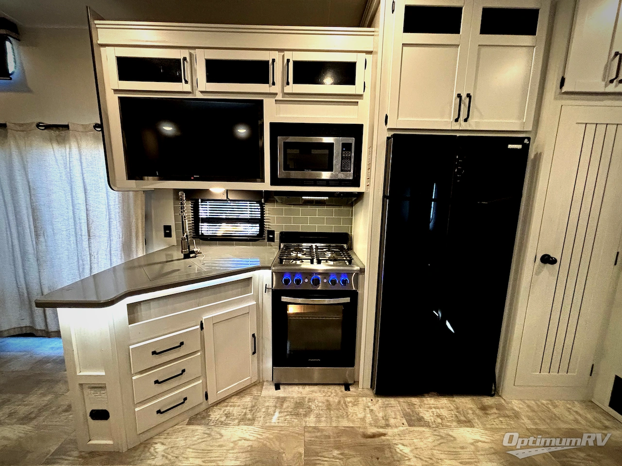 2025 Palomino Puma Destination 429LFT Photo 6