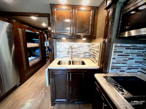 2020 Thor Challenger 37DS RV Photo 3