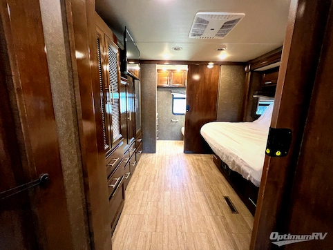 2020 Thor Challenger 37DS RV Photo 4