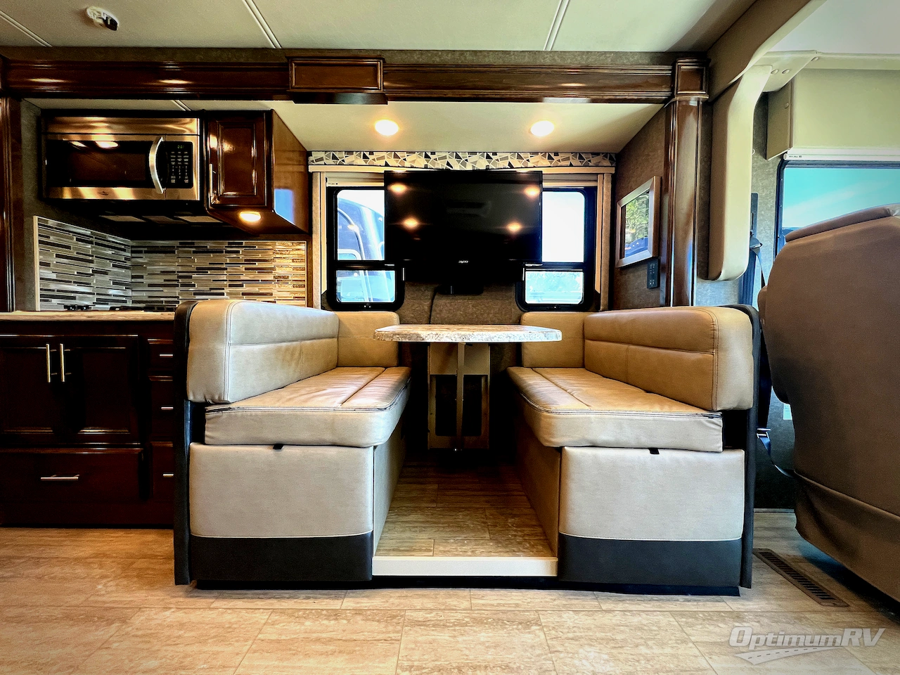 2020 Thor Challenger 37DS Photo 9